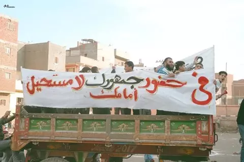 دخلة باستخدام" جرار زراعي".. جمهور دورة رمضانية يتحدى المألوف ويبدع في التشجيع (صور)